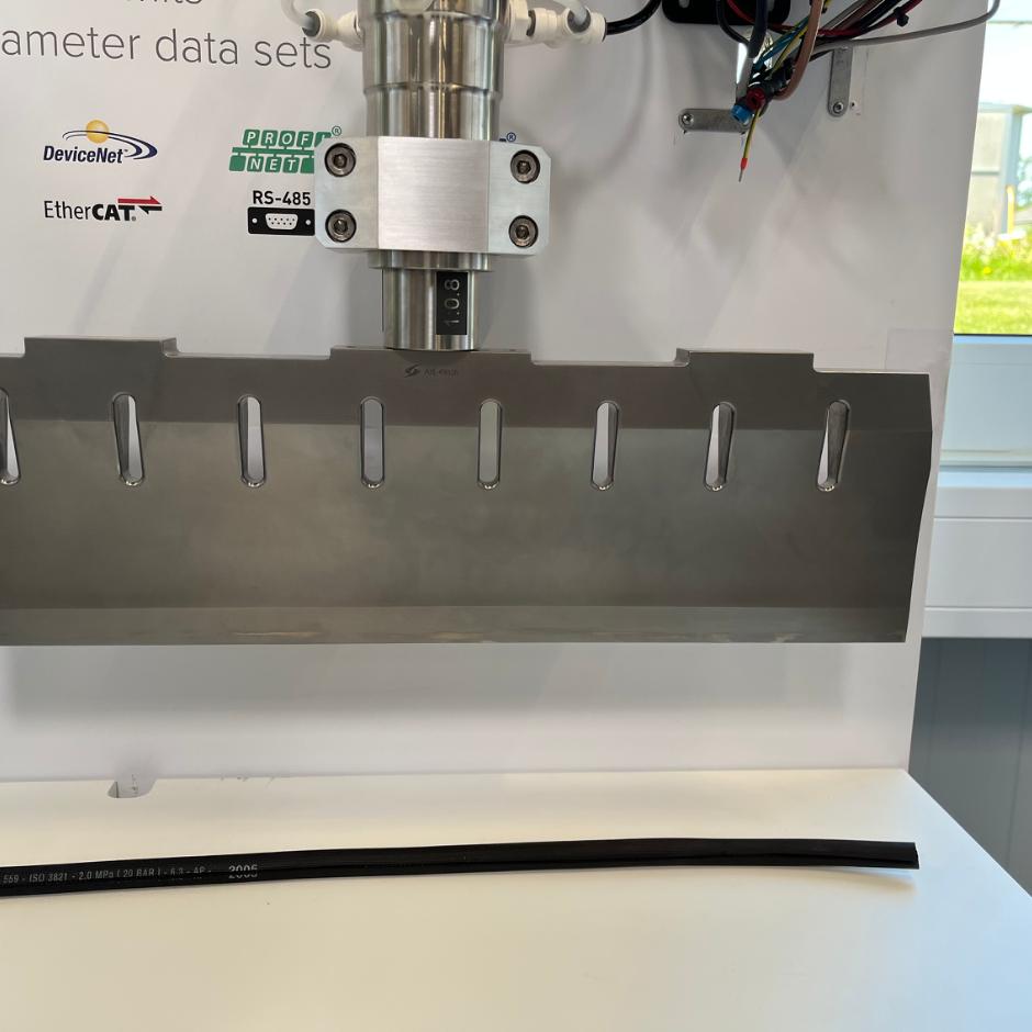 Ultrasonic Food Cutting
