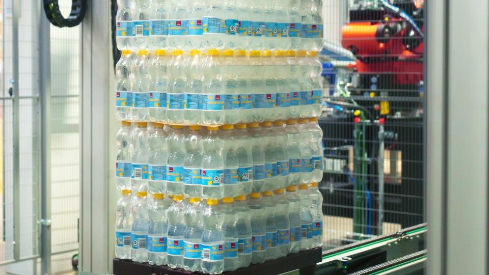 Palletering af PET-flasker på kvartpaller